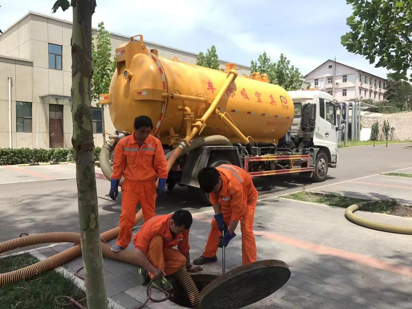 安多管道疏通车停在窨井附近